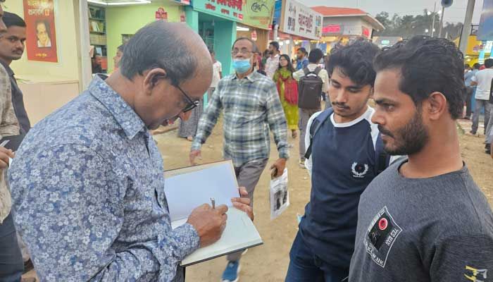 বইয়ের পাতায় অটোগ্রাফ দেওয়া ভীষণ আনন্দের : এসবি প্রধান