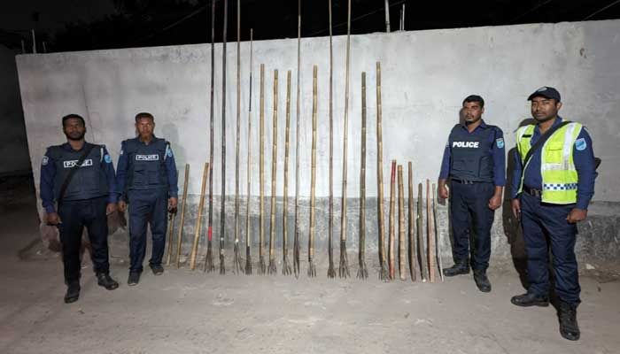 সন্ত্রাসী মোশার বাড়িতে পুলিশের অভিযানে বিপুল অস্ত্র উদ্ধার