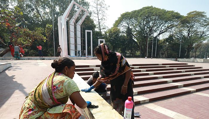 আন্তর্জাতিক মাতৃভাষা দিবস উপলক্ষে শহিদ মিনারে শেষ সময়ের প্রস্তুতি