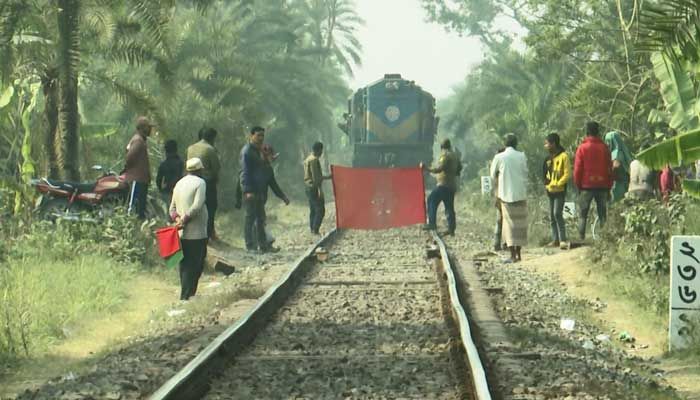 দুর্বল ট্র্যাকে গতি পাচ্ছে না পশ্চিমাঞ্চল রেল