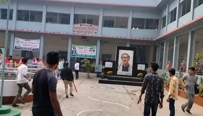 বসন্ত উৎসবে ছাত্রলীগের দুই পক্ষের ধাওয়া-পাল্টাধাওয়া