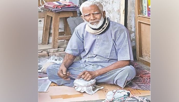 মানুষ আসছে শুভেচ্ছা জানাতে, তিনি গেছেন দই বেচতে