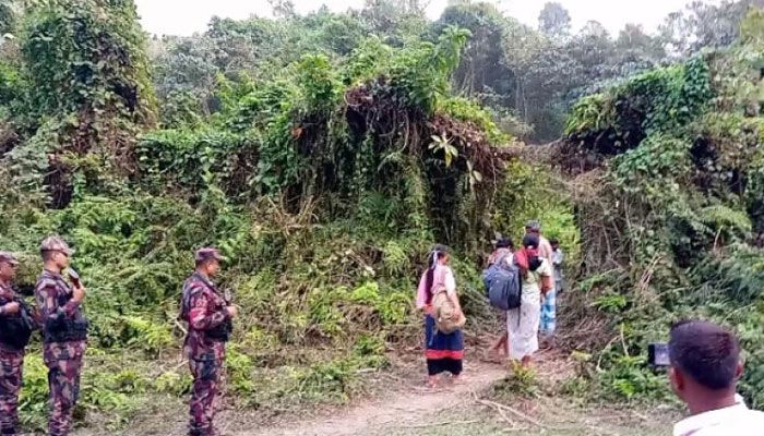 বান্দরবানের নাইক্ষ্যংছড়ি সীমান্তে সতর্ক অবস্থানে বিজিবি সদস্যরা। সম্প্রতি তোলা। প্রবা ফটো 


