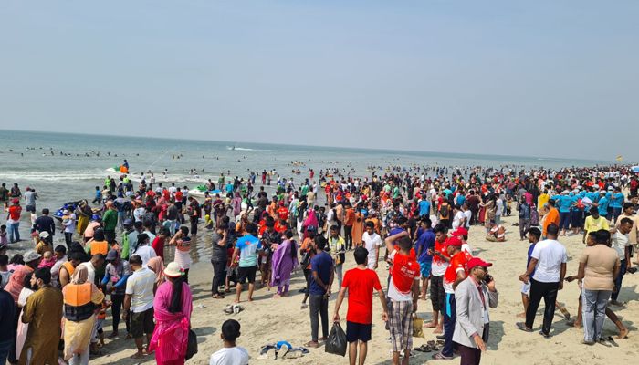 রুম না পেয়ে সৈকতে পর্যটক, ফিরে যাচ্ছেন অনেকে