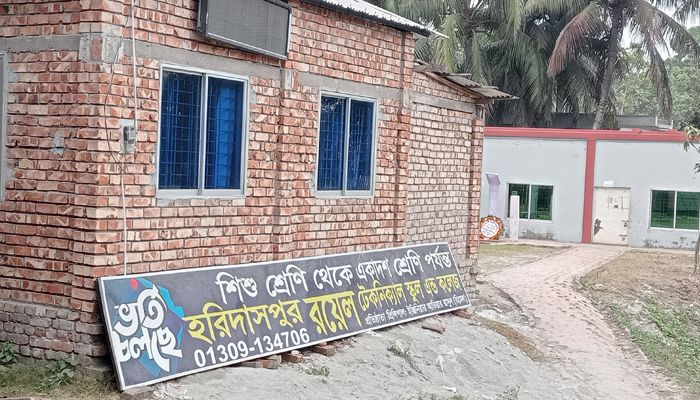 মায়ের দাখিল পরীক্ষা দিয়ে ধরা সপ্তম শ্রেণির ছাত্রী