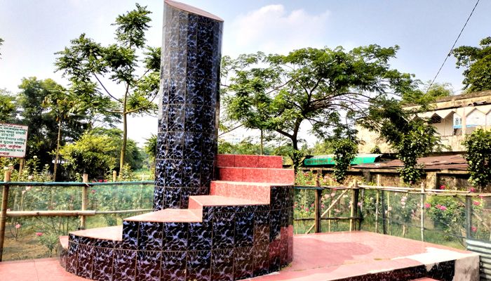 দুই বন্ধুর প্রচেষ্টায় ময়লার ভাগাড় এখন ফুলের বাগান 