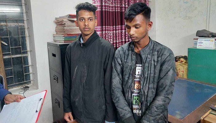 গ্রেপ্তার আবু সাকী অর্পণ ও মাহমুদুল হাসান মিশন। প্রবা ফটো