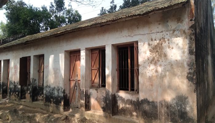সরকারি প্রাথমিক বিদ্যালয়ের পুরোনো ভবন প্রকাশ্যে নিলামে বিক্রি করা হয়েছে। প্রবা ফটো
