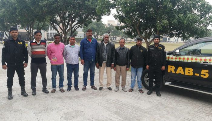 গত ৭ দিনে রাজশাহী বিভাগের বিভিন্ন জেলায় সড়কে চাঁদাবাজির সময় ৪৫ জনকে আটক করে র‌্যাব। প্রবা ফটো