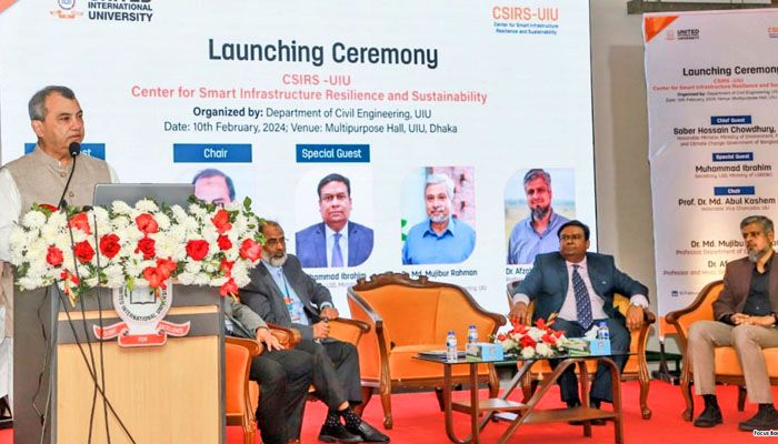 ইউনাইটেড ইন্টারন্যাশনাল ইউনিভার্সিটিতে (ইউআইইউ) সেন্টার ফর স্মার্ট ইনফ্রাস্ট্রাকচার রেজিলিয়েন্স অ্যান্ড সাসটেইনেবিলিটি সেন্টার উদ্বোধন অনুষ্ঠানে অতিথিরা। প্রবা ফটো