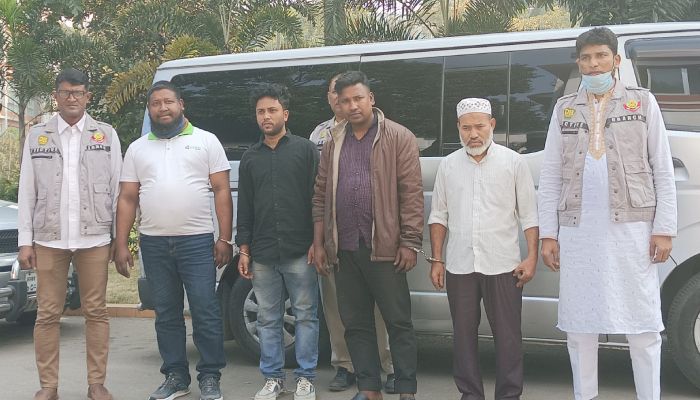 টার্গেটের সঙ্গে তাদের গাড়ির রঙ-নম্বরও বদলে যায়