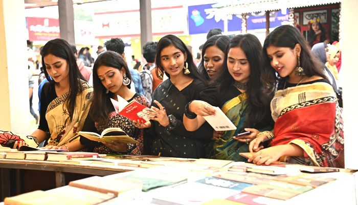 আসছে নতুন বই বাড়ছে কেনাবেচা