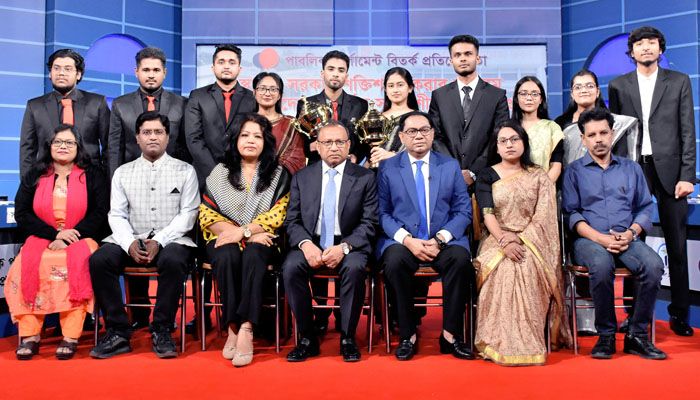 ‘স্থানীয় সরকার শক্তিশালী করার মাধ্যমেই স্মার্ট বাংলাদেশ বিনির্মাণ সম্ভব’ শীর্ষক ছায়া সংসদ প্রতিযোগিতায় স্থানীয় সরকারমন্ত্রীসহ অতিথি ও প্রতিযোগিরা। প্রবা ফটো