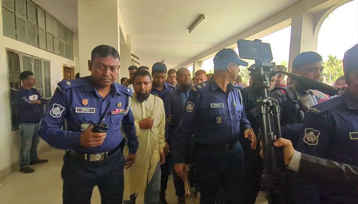 কারাদণ্ডপ্রাপ্ত জেএমবির আট সদস্যকে আদালত থেকে কারাগারে নিয়ে যাচ্ছে পুলিশ। প্রবা ফটো