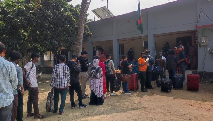 আখাউড়ায় ইমিগ্রেশনে সার্ভার ধীরগতি যাত্রীসাধারণের ভোগান্তি