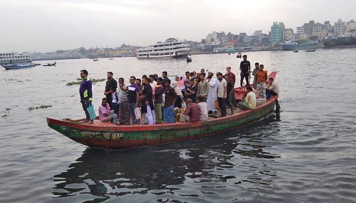 বুড়িগঙ্গায় খেয়া পারাপার