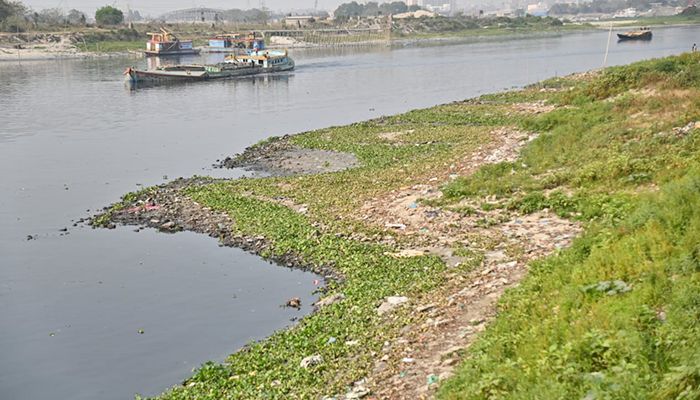 তুরাগ ধুঁকছে নাব্যসংকটে