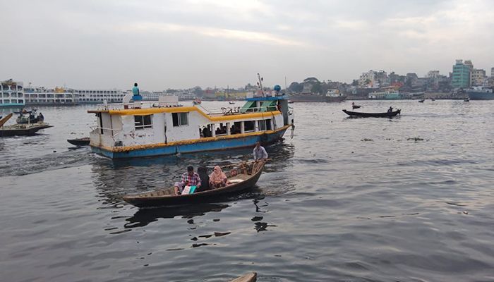 বুড়িগঙ্গায় খেয়া পারাপার