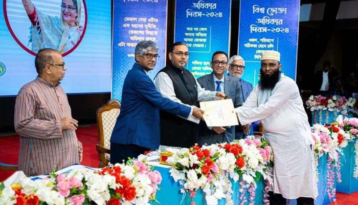 ১ টাকা লাভে পণ্য বিক্রি করে সম্মাননা পেলেন শাহ আলম   