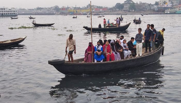 বুড়িগঙ্গায় খেয়া পারাপার