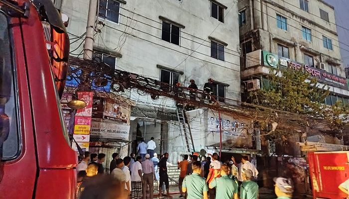 হাতিরপুলে বহুতল ভবনে আগুন