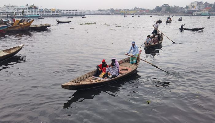 বুড়িগঙ্গায় খেয়া পারাপার