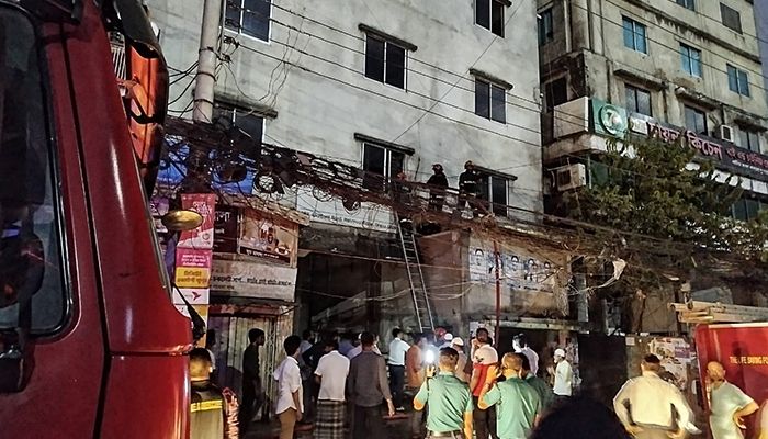 হাতিরপুলে বহুতল ভবনে আগুন