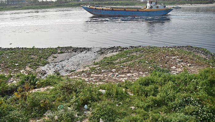 তুরাগ ধুঁকছে নাব্যসংকটে