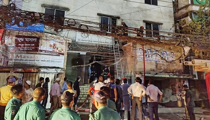 হাতিরপুলে বহুতল ভবনে আগুন