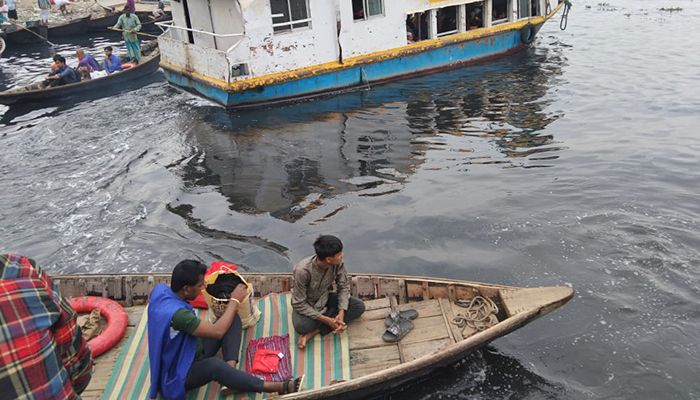 বুড়িগঙ্গায় খেয়া পারাপার