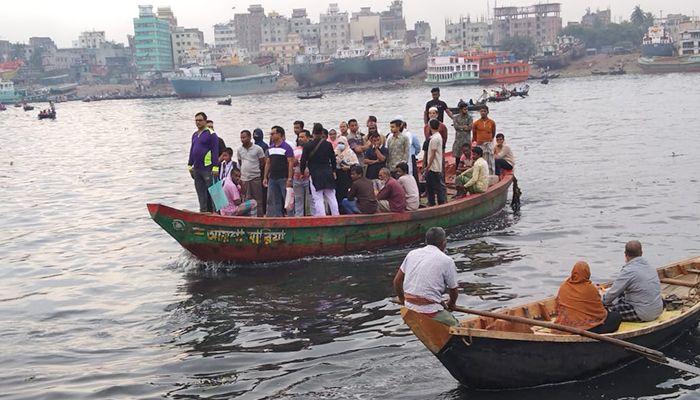 বুড়িগঙ্গায় খেয়া পারাপার