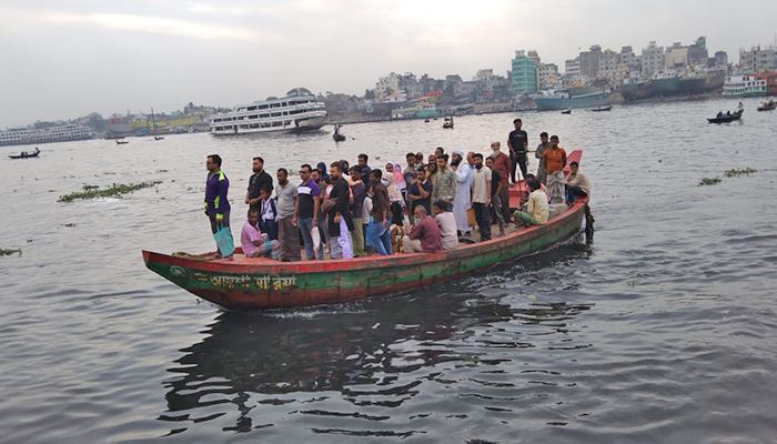 বুড়িগঙ্গায় খেয়া পারাপার