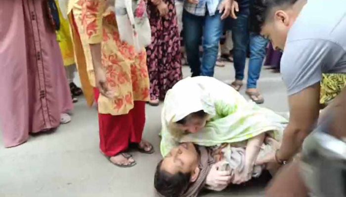 মেয়ে হারিয়ে অবন্তিকার মায়ের বিলাপ। শনিবার কুমিল্লা নগরীর বাগিচাগাঁও ফায়ার সার্ভিস সংলগ্ন বাসায়। প্রবা ফটো