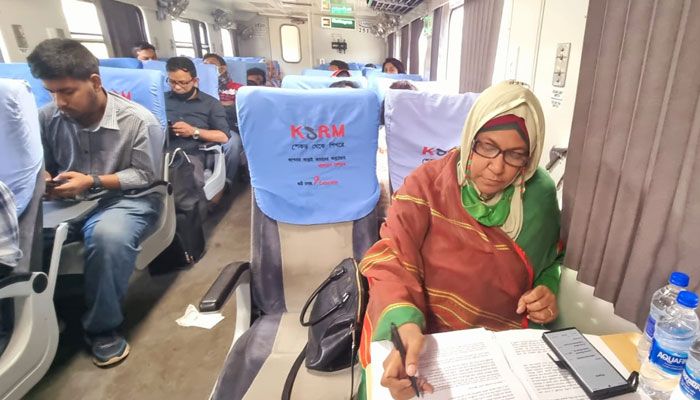 সাধারণ যাত্রীদের সঙ্গে রেলে চড়ে চট্টগ্রাম গেলেন অর্থ প্রতিমন্ত্রী 