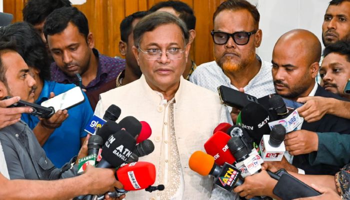 ঢাকা বিশ্ববিদ্যালয়ে এক অনুষ্ঠান শেষে সাংবাদিকদের সঙ্গে কথা বলেন পররাষ্ট্রমন্ত্রী ড. হাছান মাহমুদ। প্রবা ফটো