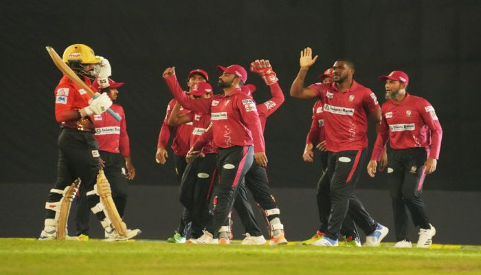 রাসেল ঝড়ে কুমিল্লার দেড়শ ছাড়ানো পুঁজি