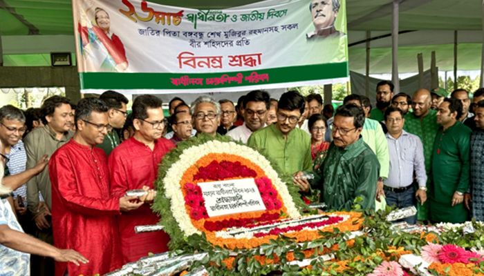বঙ্গবন্ধুর প্রতিকৃতিতে স্বাধীনতা চারুশিল্পী পরিষদের শ্রদ্ধা