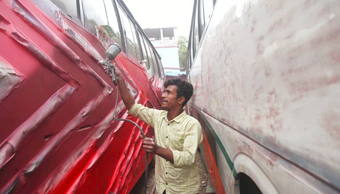 ঈদকে সামনে রেখে চলছে বাস মেরামতের কাজ