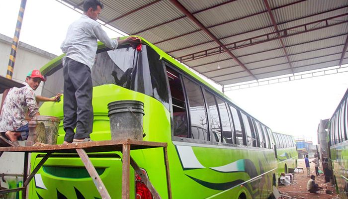 ঈদকে সামনে রেখে চলছে বাস মেরামতের কাজ
