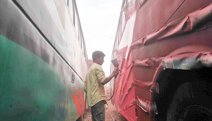 ঈদকে সামনে রেখে চলছে বাস মেরামতের কাজ