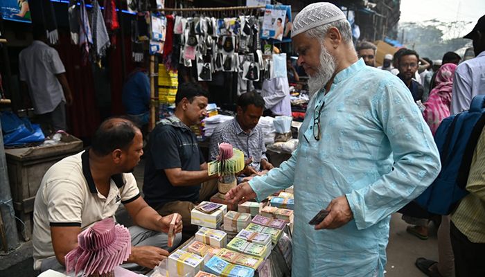 গুলিস্তানে জমে উঠেছে নতুন টাকার হাট 