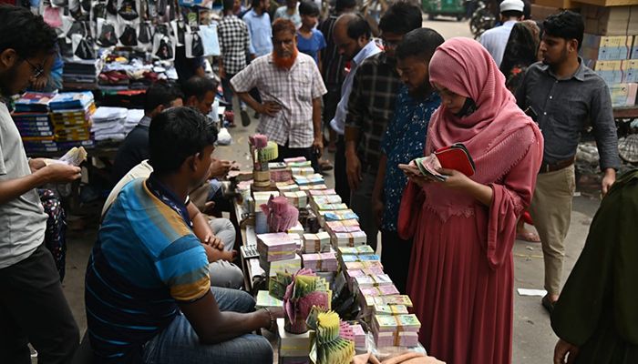 গুলিস্তানে জমে উঠেছে নতুন টাকার হাট 