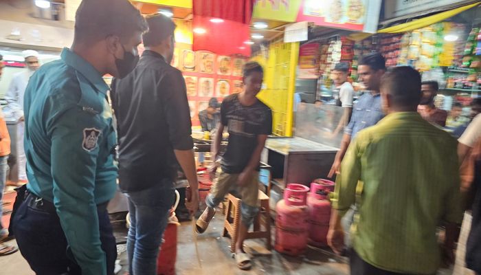 মোহাম্মদপুরে ১১ হোটেল-রেস্তোরাঁয় অভিযান, আটক ৩৫