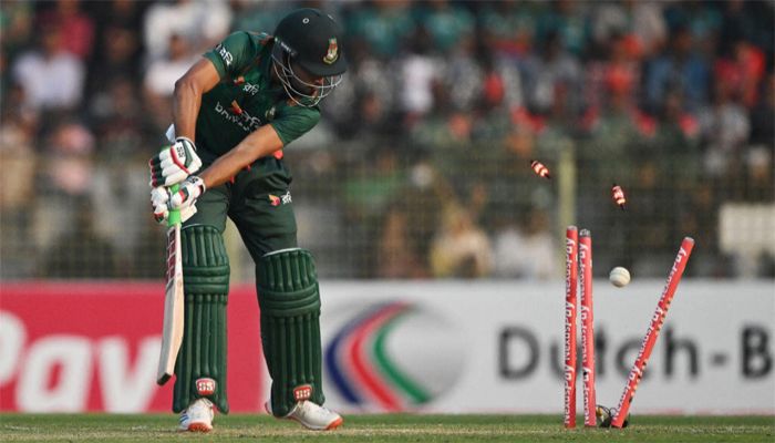 থুসারার হ্যাটট্রিকে চরম বিপদে বাংলাদেশ