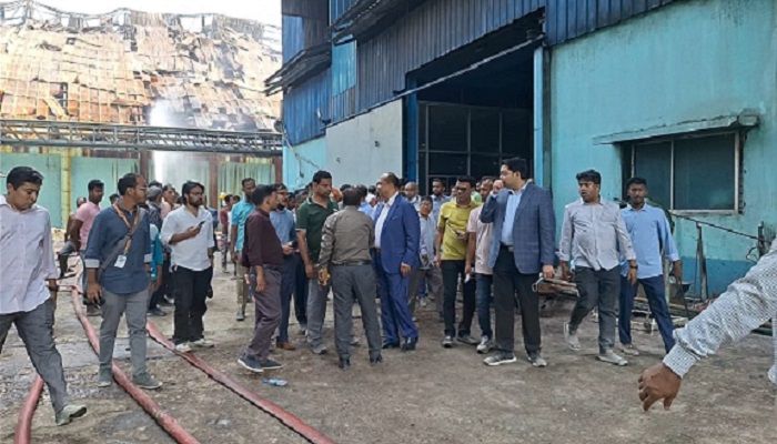 চিনির গুদামে আগুন, ‘সুবিধা নিতে পারে অসাধু ব্যবসায়ীরা’