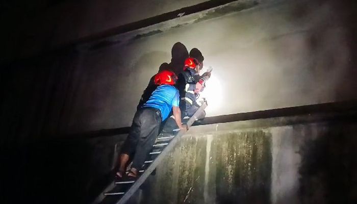 হাতিরপুলে আগুন : চারজন উদ্ধার, ভাঙতে হচ্ছে দেয়াল