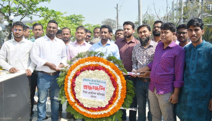 বরিশালে বঙ্গবন্ধুর প্রতিকৃতিতে শিক্ষা প্রকৌশল অধিদপ্তরের শ্রদ্ধা নিবেদন
