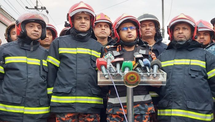 শুক্রবার সকালে ঘটনাস্থল পরিদর্শন শেষে সাংবাদিকদের সঙ্গে কথা বলেন ফায়ার সার্ভিস অ্যান্ড সিভিল ডিফেন্সের পরিচালক লেফটেন্যান্ট কর্নেল মো. রেজাউল করিম। প্রবা ফটো