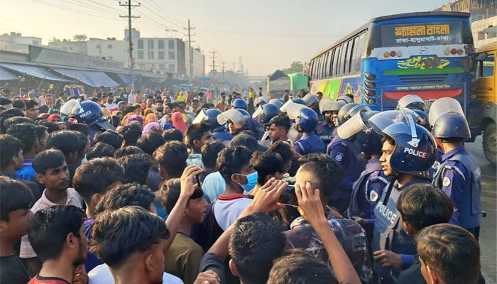 নতুন কাঠামোতে বেতনের দাবিতে গাজীপুরে শ্রমিকদের মহাসড়ক অবরোধ