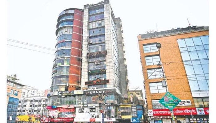 নিয়ম মানে না কেউ